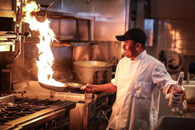 Cozinha de restaurante em funcionamento